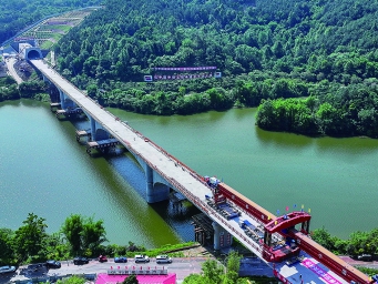 成渝中线高铁玄天湖双线大桥贯通