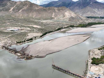 西藏山南萨热路跨江大桥建设进展顺利