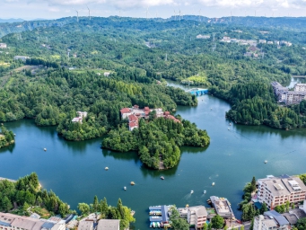 重庆黄水：青山绿水引客来