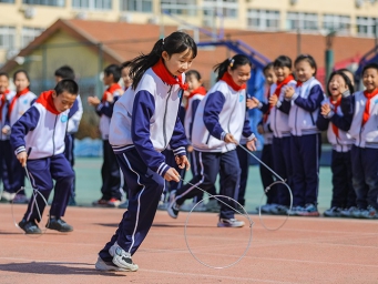 山东青岛：“老游戏”课间焕发新活力