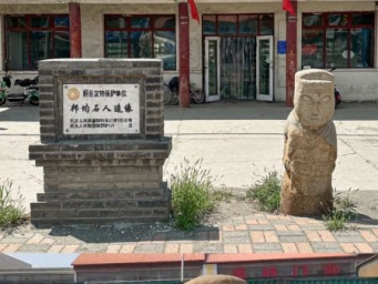 千年石人路边站，加个罩子行不行？