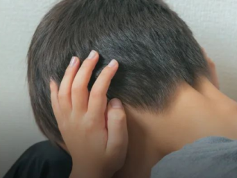 7岁男童被长期虐待？生父被刑拘