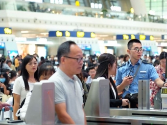 铁路暑运创历史同期新高 累计发送旅客9.43亿人次